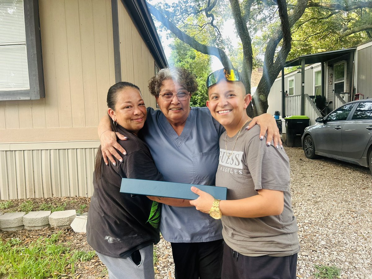 LuzRodTMO's tweet photo. Don’t deliver a product. Deliver an experience!
Helped this family last week &amp; They were very happy w/ their experience &amp; T-Mobile service🙏🏼
SO much that they surprised me today with my very own wand &amp; a Gryffindor shirt from Universal Orlando. I love what I do! #WhartonWizards https://t.co/SdyYZS0uIP