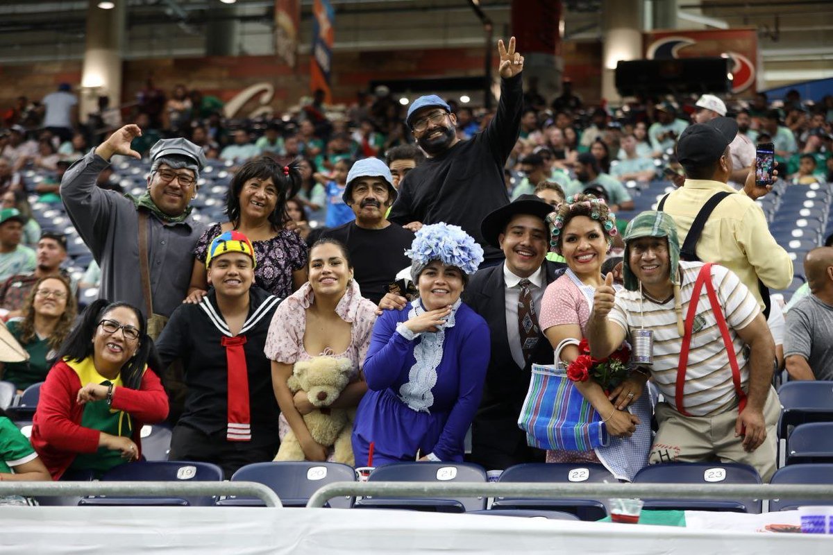 Rhevolver's tweet photo. Jajajaja ahí están otra vez en el estadio los pinches pochos ridículos que se disfrazaron del Chavo del Ocho hijos de su putísima madre ojalá los deporten a Oaxaca https://t.co/oIjYYBn8jk