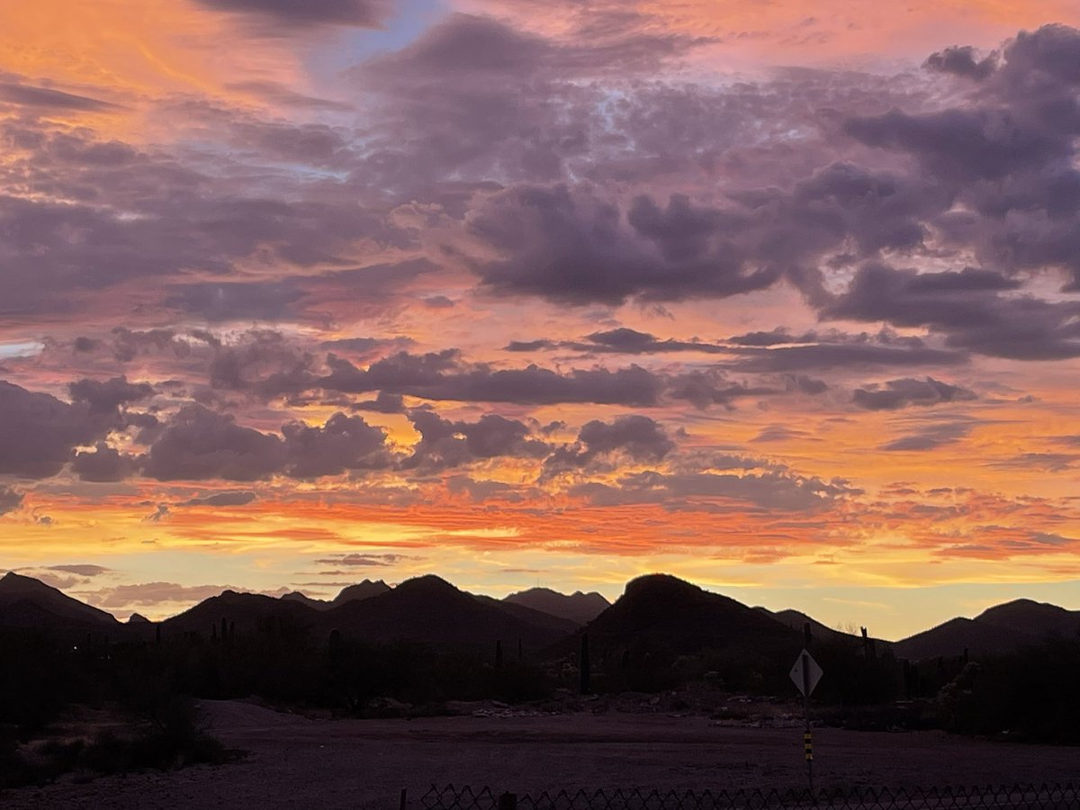 daoroz2012's tweet photo. Todays sunset.  Absolutely beautiful.  @whatsuptucson #tucson https://t.co/pWS2TpSi2v