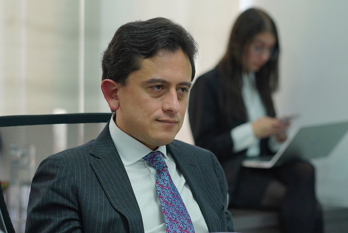 Nuestro secretario <a href="/oscarevivas/">Oscar Eduardo Vivas</a> acompañó junto al secretario <a href="/julianfrancores/">Julian Franco Restrepo</a> a la gobernadora <a href="/DilianFrancisca/">Dilian Francisca T.</a> en la reunión que sostuvo con el ministro <a href="/luiscrh/">Luis Carlos Reyes</a> donde tratamos temas fundamentales para el desarrollo económico y competitivo del departamento.