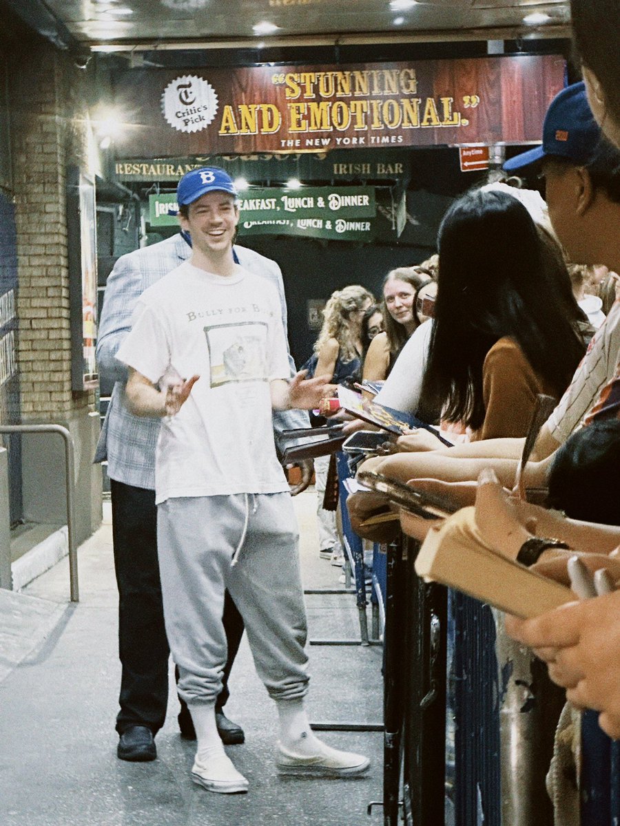 Grant Gustin Brasil tweet media