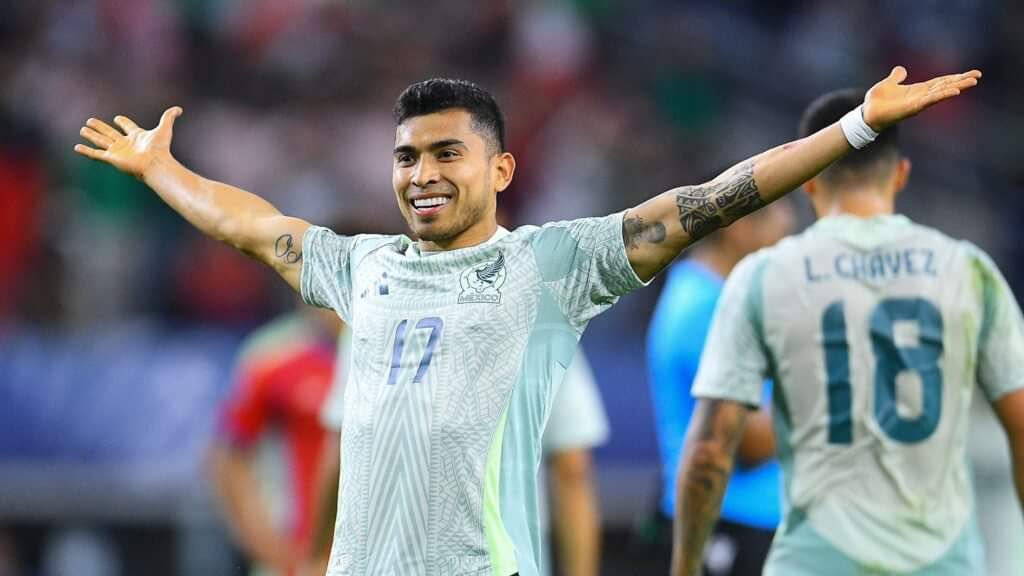 #ÚLTIMAHORA

🚨DEPORTES⚽️ 

ORBELÍN PINEDA se pronuncia ante la FUERTE DERROTA de la selección mexicana:

“Lo más difícil fue llegar a CASA y decirle a mi esposa que le soy INFIEL y que fallé un penal contra VENEZUELA”