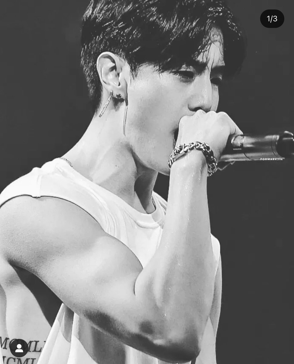 tuan_tuanzy's tweet photo. Don’t kill me with these arms sir. But I do need them around my neck. 😜💦 I need buff Mark daddy back 💪🏼🔥 @marktuan #thirsty #MarkDaddy #DaddyMarkk #MarkTuan https://t.co/FhCE16ZESk