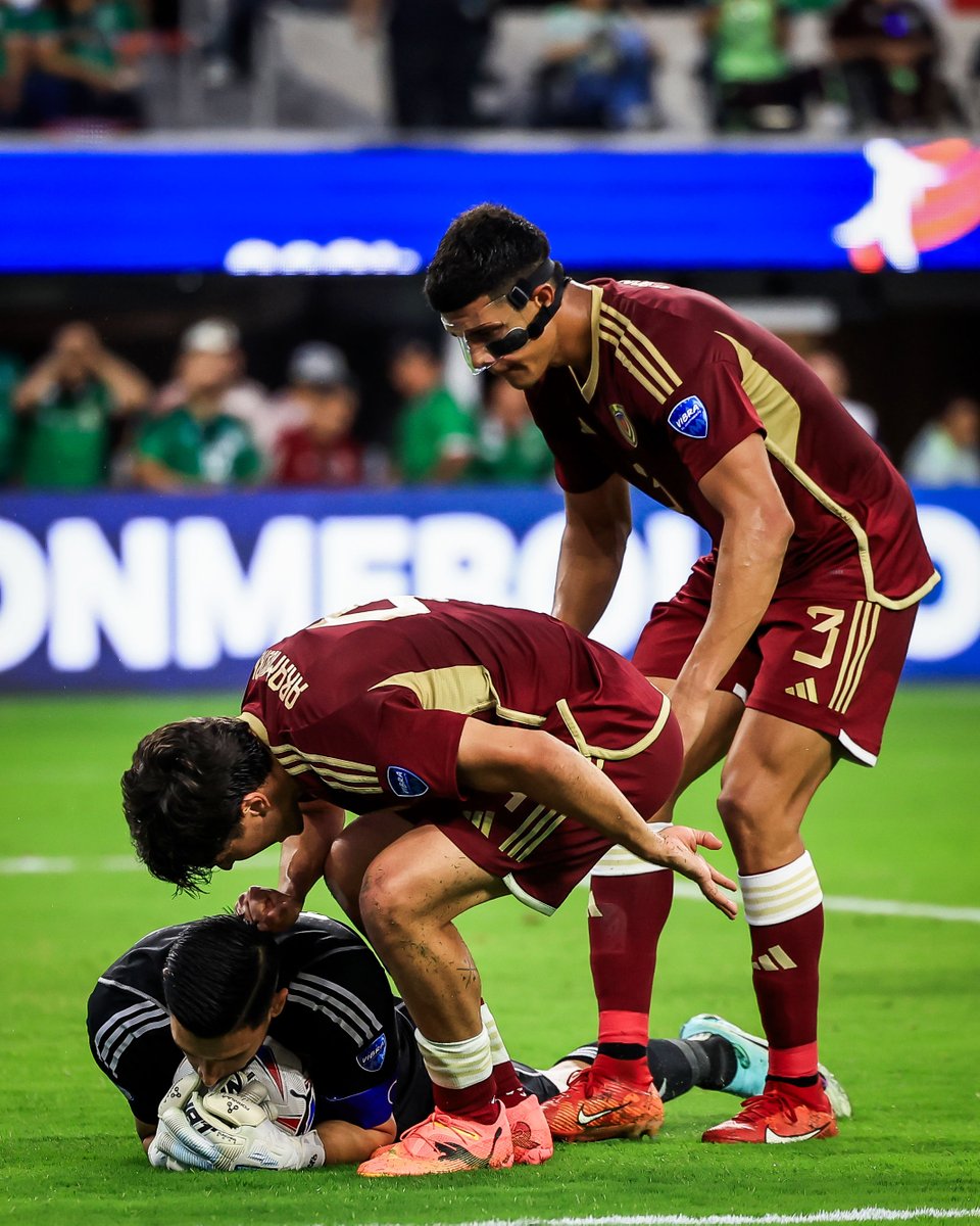 brfootball's tweet photo. Rafael Romo vs. Mexico:

▪️ Clean sheet 
▪️ Six saves
▪️ 87th-minute penalty save

Venezuela's HERO 🧱 https://t.co/GKS1MdmWjt