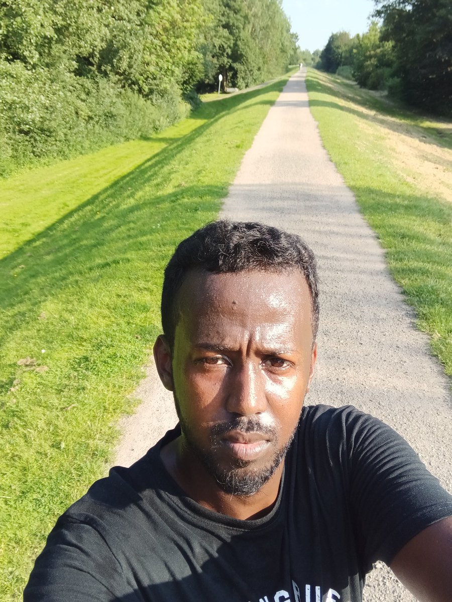 I felt tired after walking for two hours. When I sat on the bench, an old man who was nearby said, "I have been running for 4 hours. Now I want to run again," and I was surprised. After that, I continued running.