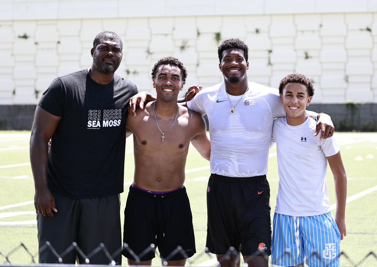 elijahbrownqb's tweet image. Family reunion, 2020 to 2024! Blessed to have these men of God in my life! 🖤🙏🏾 @Jaboowins @MDFNATION @RouteGod @BigPlayRay50 @RealSuperNola @pringle_byron @1cor13brownfam @The_Ib3