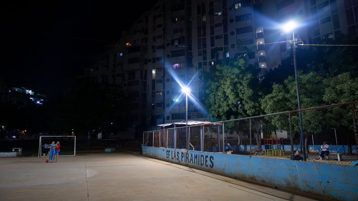 RafaelRamirezC's tweet photo. Rehabilitamos el alumbrado público del  conjunto residencial Las Pirámides, parroquia Cristo de Aranza, iluminando 45.700 mt2 de áreas comunes incluyendo dos canchas multiusos con un total de 72 luminarias instaladas que beneficia a 1.200 personas. https://t.co/XuO2p9ODvh