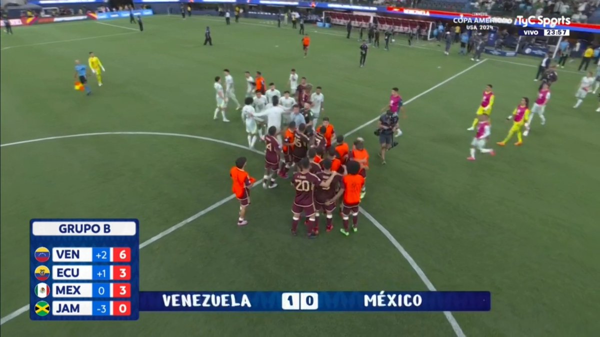 IgnacioOstertag's tweet photo. Perdió #Mexico por 1-0 con resultado histórico frente a #Venezuela y quedó en el tercer lugar del grupo B de la Copa América. #SantiGimenez desperdició un clara jugada en el inicio del evento y fue reemplazado en la parte complementaria.

#mexven https://t.co/7zNCAitQGz