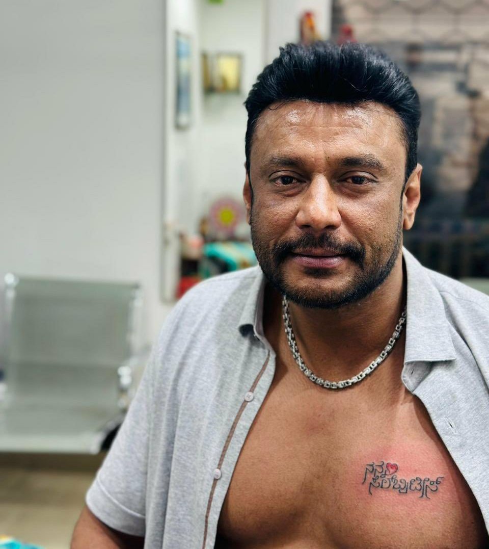 EDIT_BY_ABHI's tweet image. ಜಗತ್ತಿನಲ್ಲಿ ತಮ್ಮ ಅಭಿಮಾನಿಗಳ ಹಚ್ಚೆ ಹಾಕಿಸಿಕೊಂಡ ಏಕೈಕ ನಟ 🌎❤️‍
Only actor to get a tattoo of their fans in the world 🌎❤️‍🩹
#bossofsandalwod 
#DBOS #Dboss 
#DevilTheHero