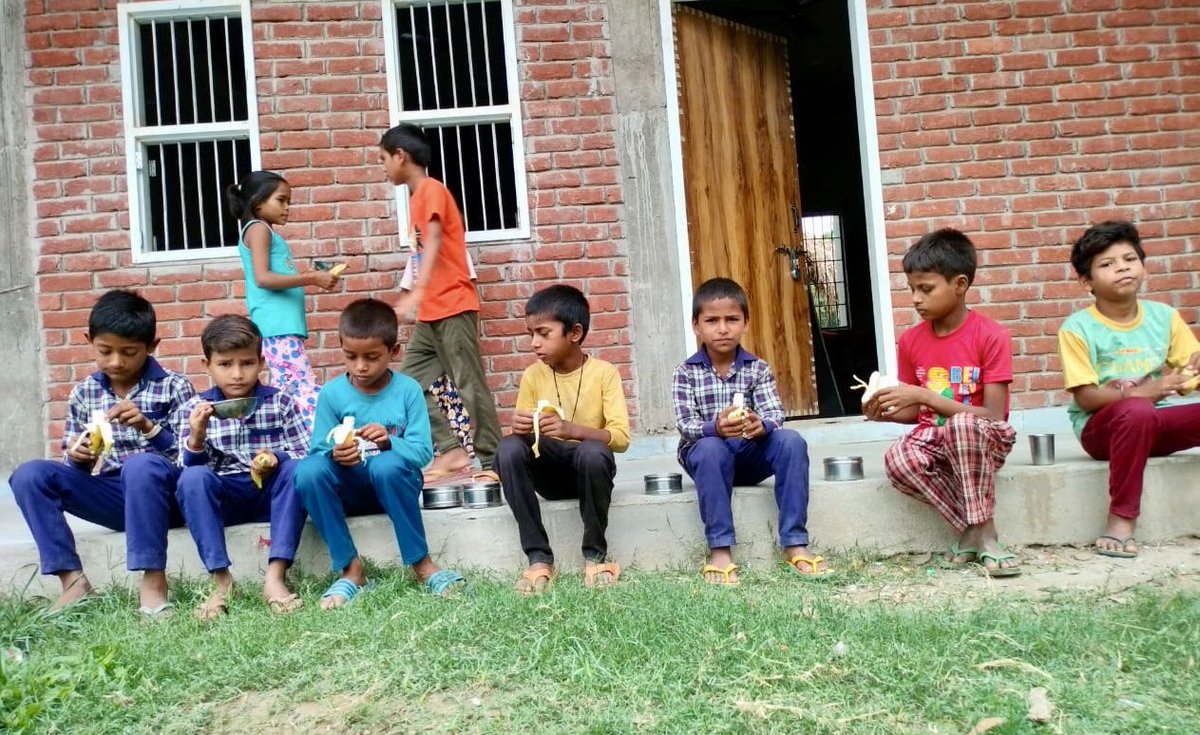 atulya_vikas's tweet image. हमारे शिक्षा केंद्र में 200 से अधिक छात्रों को अब पौष्टिक नाश्ता और दोपहर का भोजन मिल रहा है|

यह भोजन कार्यक्रम ग्रामीण बच्चों की शिक्षा और स्वास्थ्य को सुधार रहा है।

#NutritionForAll #EducationMatters 
#ThanksTo @FeedingIndia 
#csr #fund #education #fund #DonateNow #csr