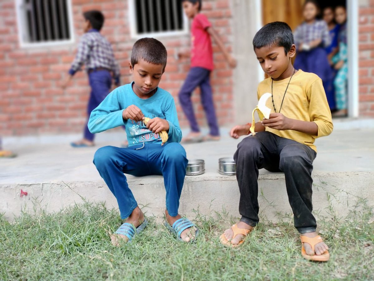 atulya_vikas's tweet image. हमारे शिक्षा केंद्र में 200 से अधिक छात्रों को अब पौष्टिक नाश्ता और दोपहर का भोजन मिल रहा है|

यह भोजन कार्यक्रम ग्रामीण बच्चों की शिक्षा और स्वास्थ्य को सुधार रहा है।

#NutritionForAll #EducationMatters 
#ThanksTo @FeedingIndia 
#csr #fund #education #fund #DonateNow #csr