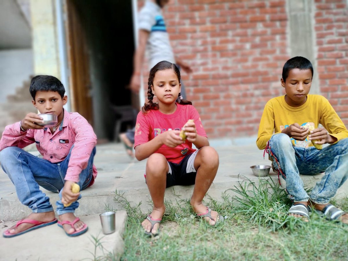 atulya_vikas's tweet image. हमारे शिक्षा केंद्र में 200 से अधिक छात्रों को अब पौष्टिक नाश्ता और दोपहर का भोजन मिल रहा है|

यह भोजन कार्यक्रम ग्रामीण बच्चों की शिक्षा और स्वास्थ्य को सुधार रहा है।

#NutritionForAll #EducationMatters 
#ThanksTo @FeedingIndia 
#csr #fund #education #fund #DonateNow #csr