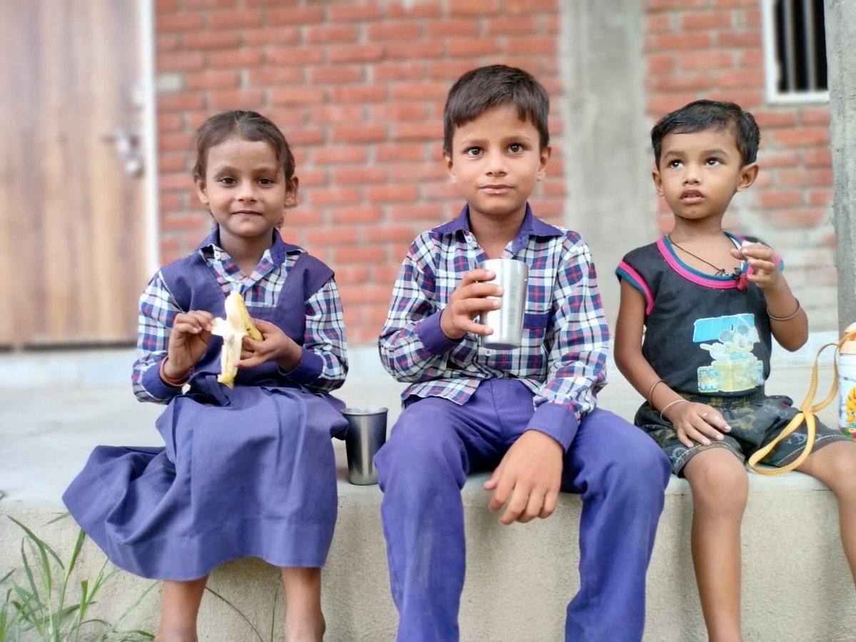 atulya_vikas's tweet image. हमारे शिक्षा केंद्र में 200 से अधिक छात्रों को अब पौष्टिक नाश्ता और दोपहर का भोजन मिल रहा है|

यह भोजन कार्यक्रम ग्रामीण बच्चों की शिक्षा और स्वास्थ्य को सुधार रहा है।

#NutritionForAll #EducationMatters 
#ThanksTo @FeedingIndia 
#csr #fund #education #fund #DonateNow #csr