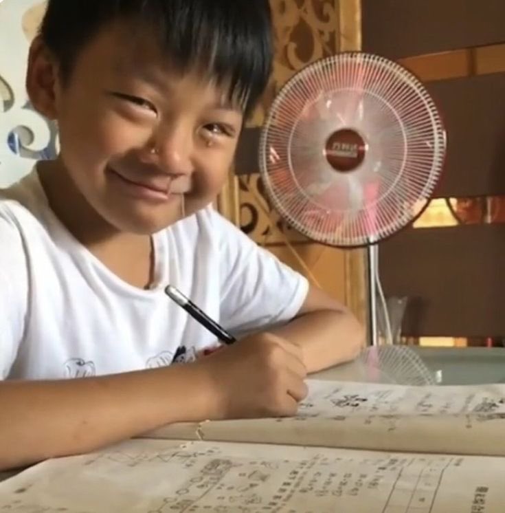 mood : ทนไว้ พรุ่งนี้วันศุกร์ พรุ่งนี้วันศุกร์