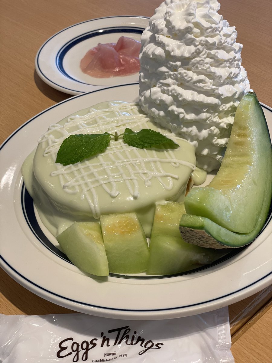 IshidaNobu's tweet photo. サーフィン後に
生ハムメロンのパンケーキ
生ハム別乗せにしてくれた
ごちそうさまでした❤︎

#Eggs 'n Things湘南江の島店 https://t.co/dHwyWlXJ75