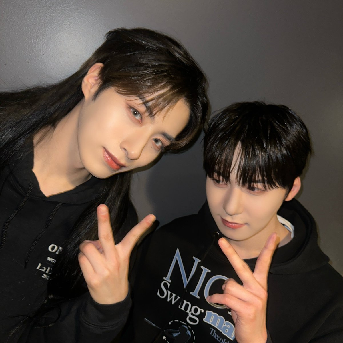 official_ONEUS's tweet photo. [#시온]
해삐거니데이🩵💙🩵💙
생일 추카해 제일 긴 우리엉아~~
늘 잘 챙겨줘서 고맙고 매번 투덜거려서 미안😛
(하지만 앞으로도 투덜거릴 예정😛😛)
앞으로도 계속 장난치고 웃으면서 행복하게 보내자
사...사...사탕바구니🍬🍭🍬🍭 https://t.co/734oeAUdUh
