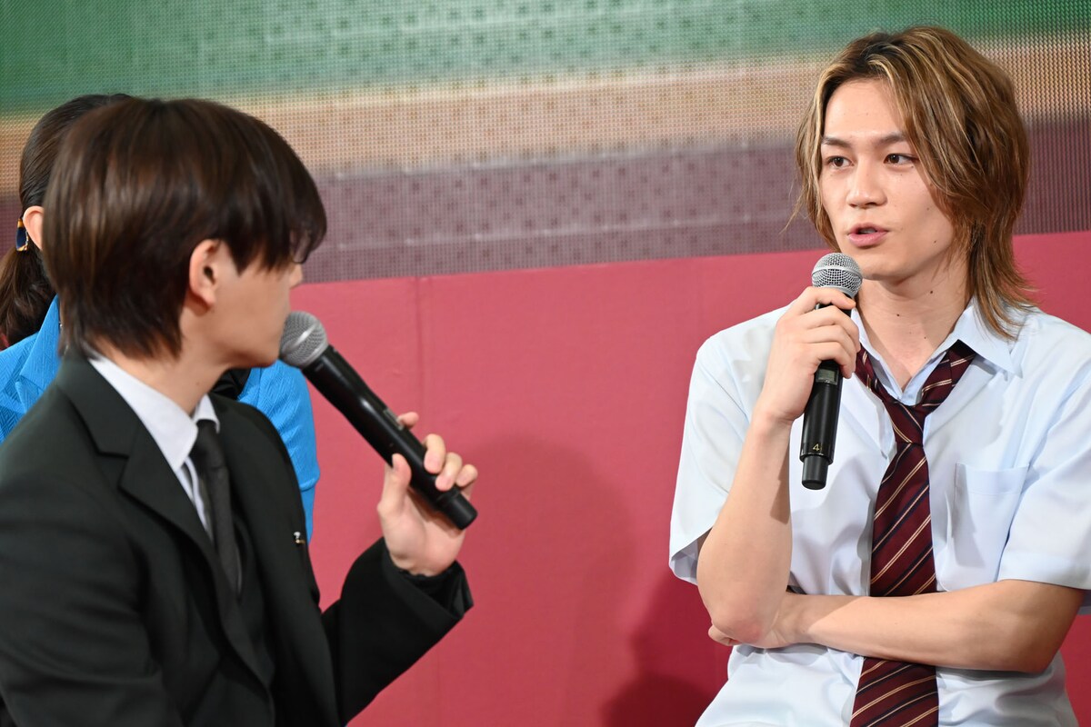 natalie_mu's tweet photo. ◤ドラマ「ビリオン×スクール」会見◢

💰先生役初挑戦の #山田涼介
「本当に面白いドラマになると思います」

🏫生徒の #松田元太 は山田にクレーム
「顔面強いってこと忘れないで！」

#柏木悠 ら3年0組生徒も駆けつける🎂
https://t.co/DzC8bV5LUr

#HeySɑyJUMP #TravisJapan #超特急 #ビリスク https://t.co/4wPr83sFja