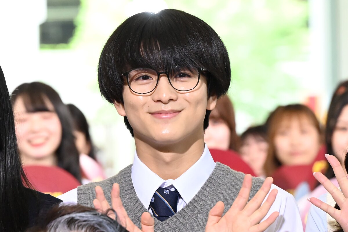 natalie_mu's tweet photo. ◤ドラマ「ビリオン×スクール」会見◢

💰先生役初挑戦の #山田涼介
「本当に面白いドラマになると思います」

🏫生徒の #松田元太 は山田にクレーム
「顔面強いってこと忘れないで！」

#柏木悠 ら3年0組生徒も駆けつける🎂
https://t.co/DzC8bV5LUr

#HeySɑyJUMP #TravisJapan #超特急 #ビリスク https://t.co/4wPr83sFja