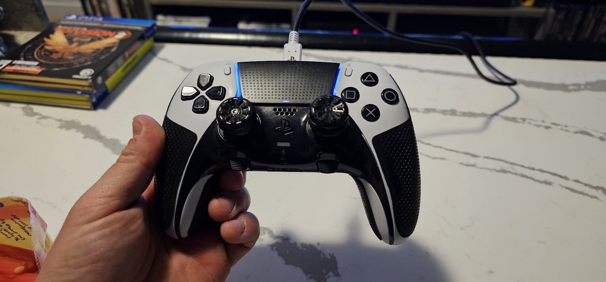 ConspiracySpic1's tweet image. Finally got different colour @KontrolFreek sticks. #galaxy are the best. 
#gamernerd
#gettinggood
#KontrolFreek
#Ps5DualSenseEdge