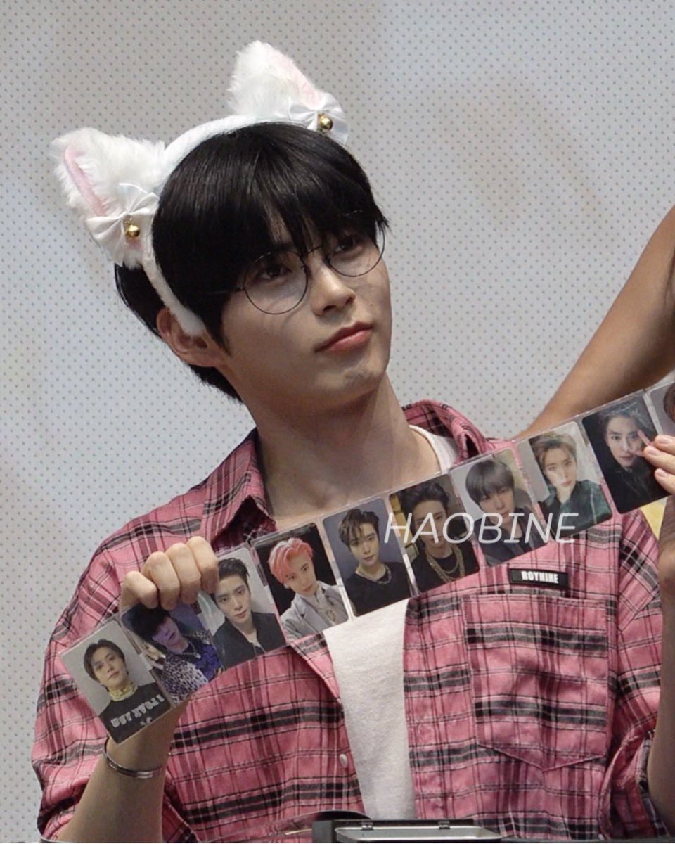 sunghaobin's tweet photo. HANBIN GOT A BUNCH OF JAEHYUN PCS THATS HIS ULT 😭😭😭 https://t.co/vhgHE7wzAJ