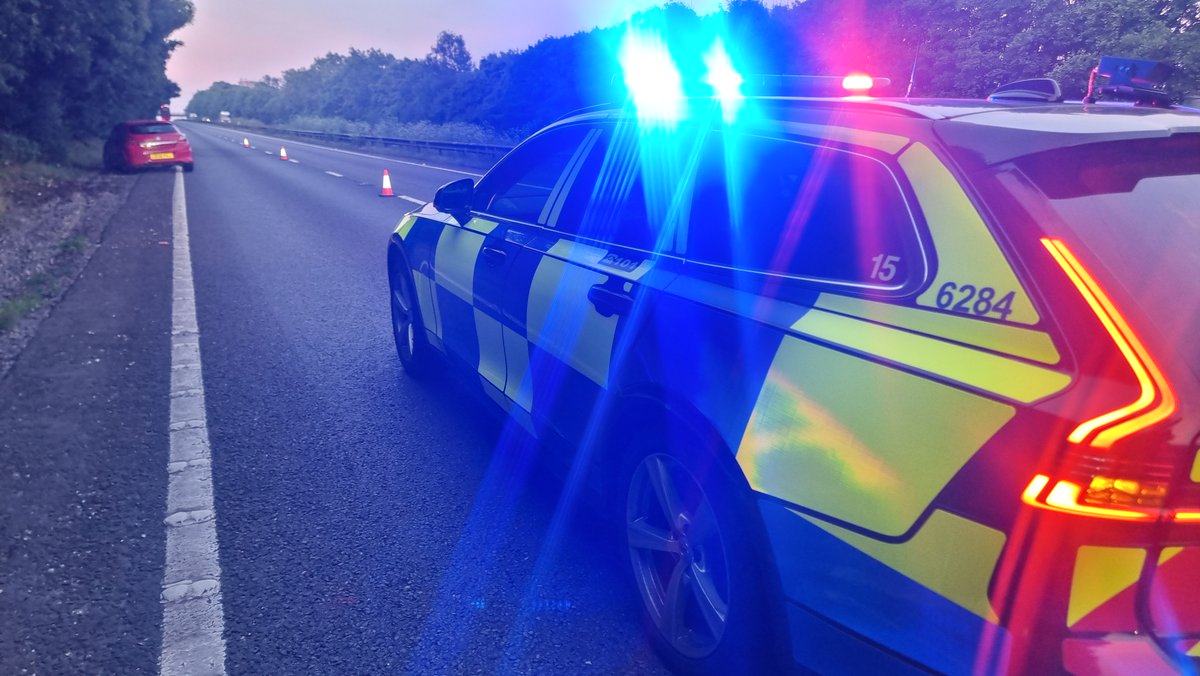 Having just passed an open #petrolstation the driver of this car stated they ran out of fuel. It was left in this dangerous position on the #A34 whilst they walked to get fuel...they also provided a positive breath sample. Driver now in Police Custody. #dontdrinkanddrive #27312