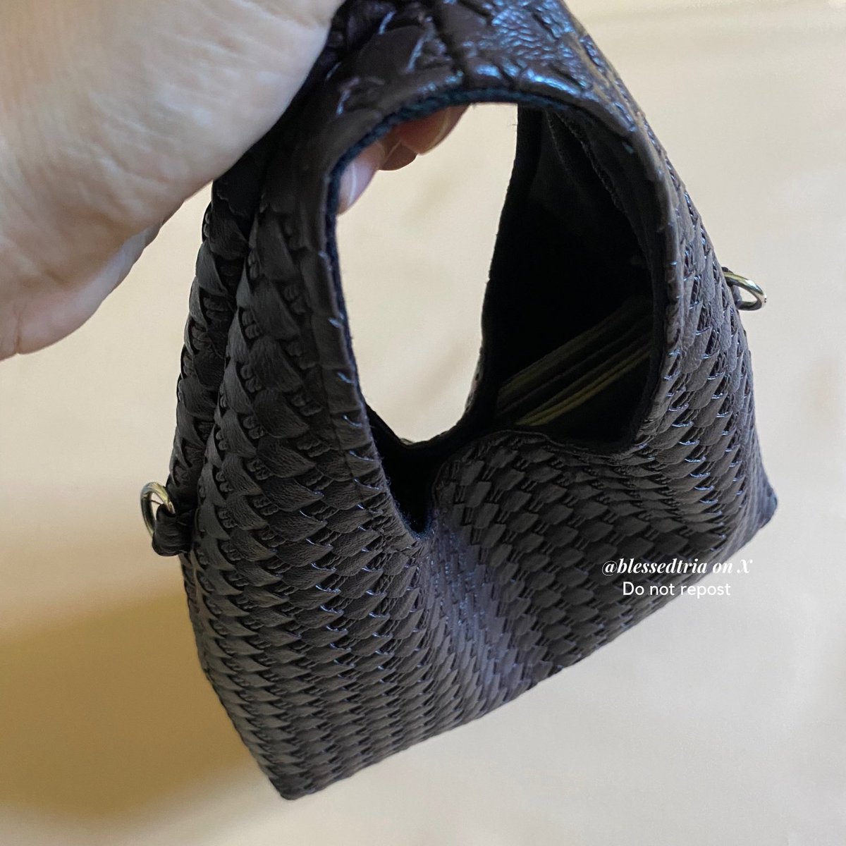 blessedtria's tweet photo. Mau spill tas yang lagi sering aku pakai akhir-akhir ini!👀 👜

Bisa jadi hand bag atau sling bag. Ukurannya pas, gak terlalu kecil, muat banyak buat dipakai daily 💖

#triareview https://t.co/bafSeXWDFN