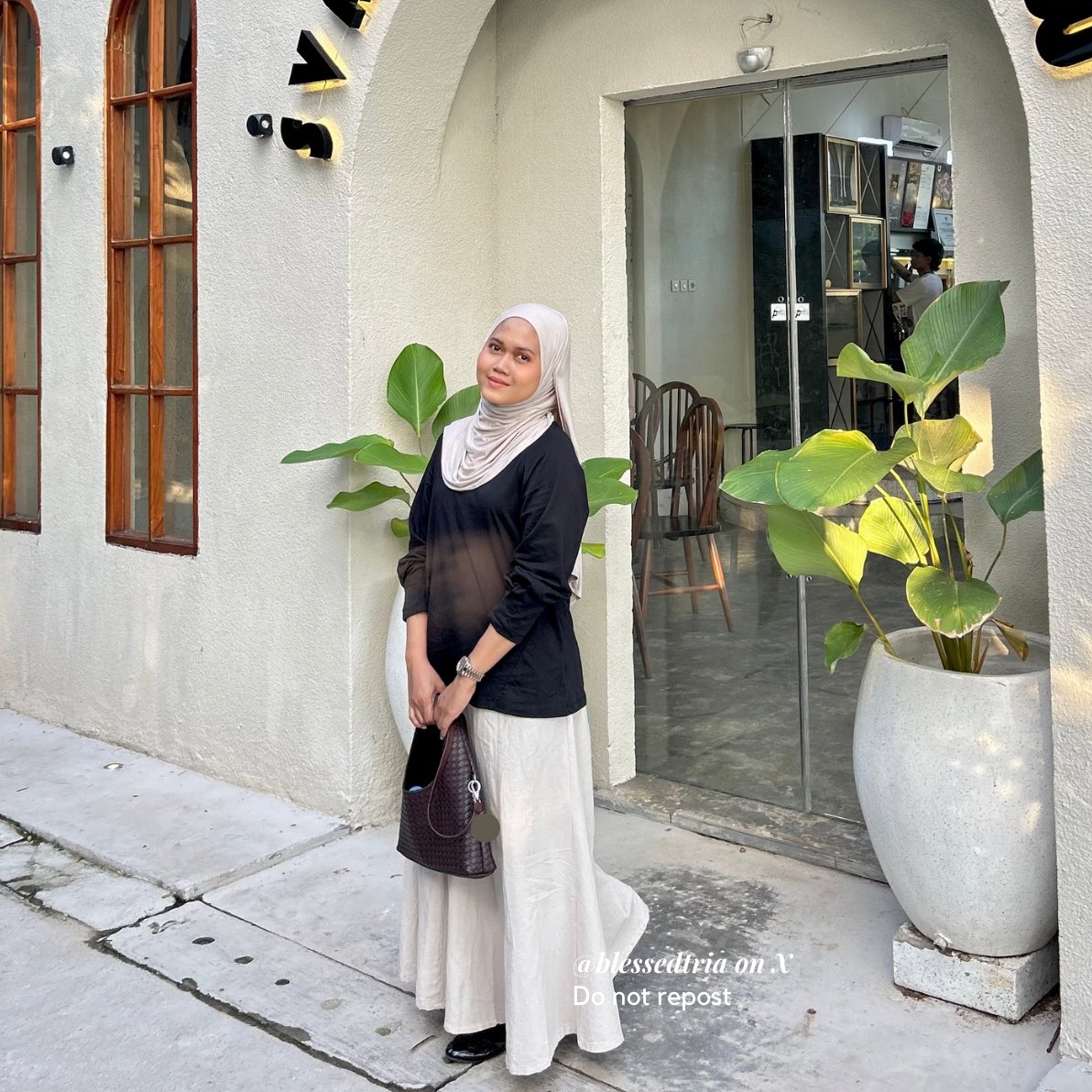 blessedtria's tweet photo. Mau spill tas yang lagi sering aku pakai akhir-akhir ini!👀 👜

Bisa jadi hand bag atau sling bag. Ukurannya pas, gak terlalu kecil, muat banyak buat dipakai daily 💖

#triareview https://t.co/bafSeXWDFN