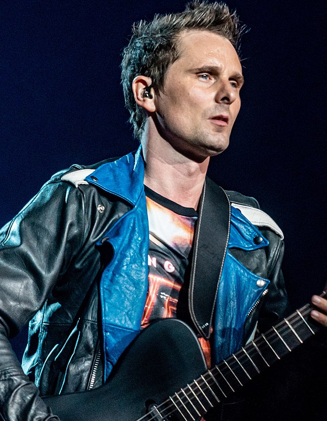 MusicRandomFact's tweet image. Junio 9, 1978.
Nace en Cambridge, Inglaterra, Matthew "MATT" James BELLAMY. Cantante, compositor, pianista, guitarrista y productor. Comenzó en las bandas Carnage Mayhem y Gothic Plague, Rocket Baby Dolls (actualmente "Muse"), es uno de los fundadores de The Jaded Hearts Club.
