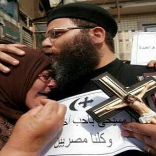 FlahMsyhy's tweet photo. قبله فارس الصليب علي رأس الاخت المحجبه 
ماهو الا اعترافا بدور الاخوات المحجبات العفيفات في الجهاد بالغالي والنفيس لنشر وحدتنا الوطنية☪️✝️
وحده الصليب والهلال
وحده فارس الصليب والحجاب
وحده رجال الصليب والنقاب
وحده لنشرالحب
ونبذالفتنه
شجعونا ننشر وحدتنا الوطنية☪️✝️
#خميس_مبارك https://t.co/S39kb5GHCL