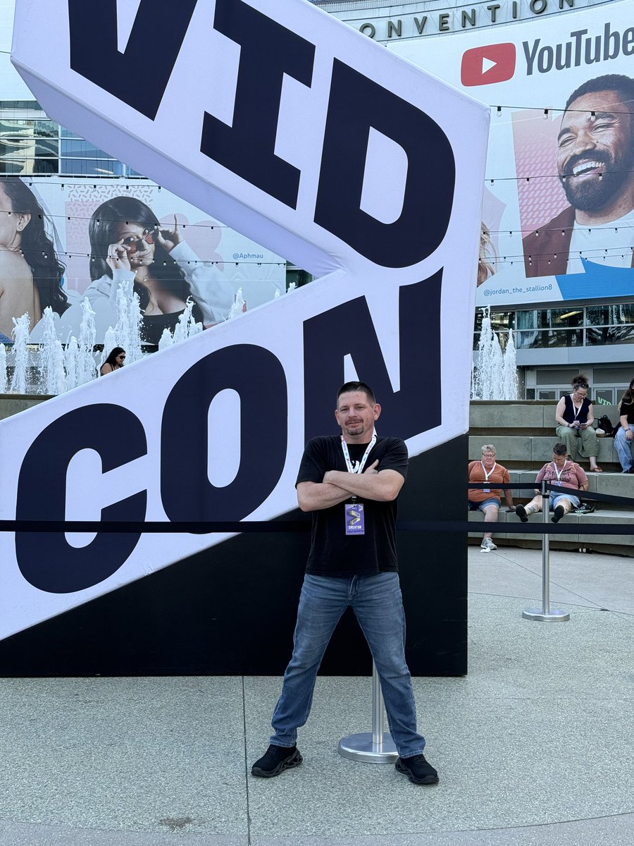 MDNTAlltheLight's tweet photo. Day 1 of vidcon! #VidConAN24 #VidCon https://t.co/wiBFZxM72e