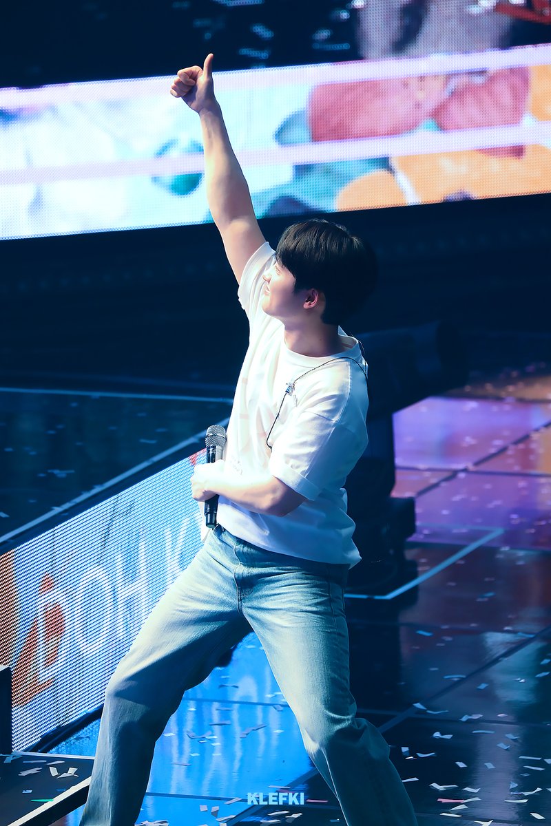 KLEFK112's tweet photo. 240609 도경수 팬콘서트 3회차

손목은 얇은데 팔은 두꺼움 아 마음 힘들어 

#엑소 #디오 #도경수 #EXO #DO (D.O.) #DOHKYUNGSOO #都暻秀 #ド・ギョンス https://t.co/YA7AaYParS