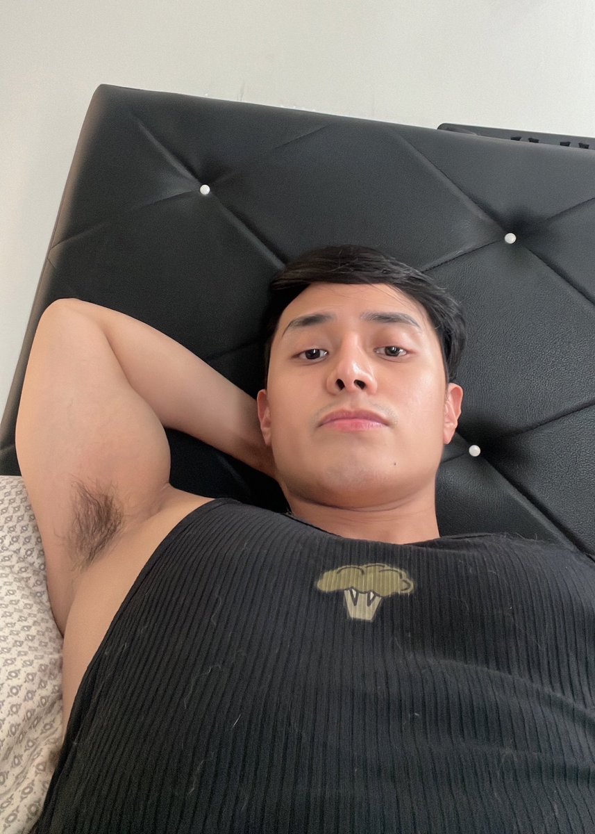 iamajaysimpas's tweet photo. my cat’s pov https://t.co/DsH6KSQRjQ