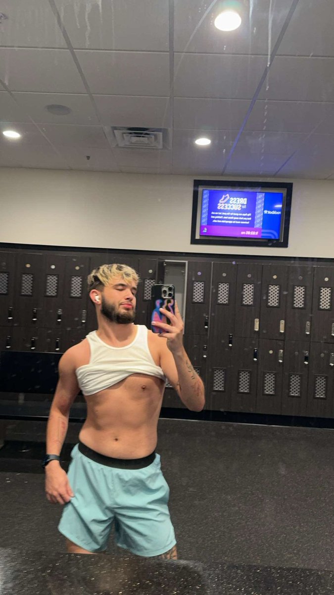 fuckitnext's tweet photo. Go out for a drink or hit the gym? https://t.co/DQuDPRjxob