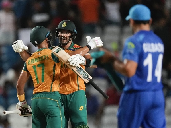 SportsMirchi's tweet photo. South Africa defeated Afghanistan by 9-wicket to reach the final of the Men’s T20 World Cup 2024 at Brian Lara Stadium: https://t.co/RczeBW7BOG

#T20WorldCup #southafrica #T20WorldCup2024 #cricket https://t.co/zVZZj4Oz75