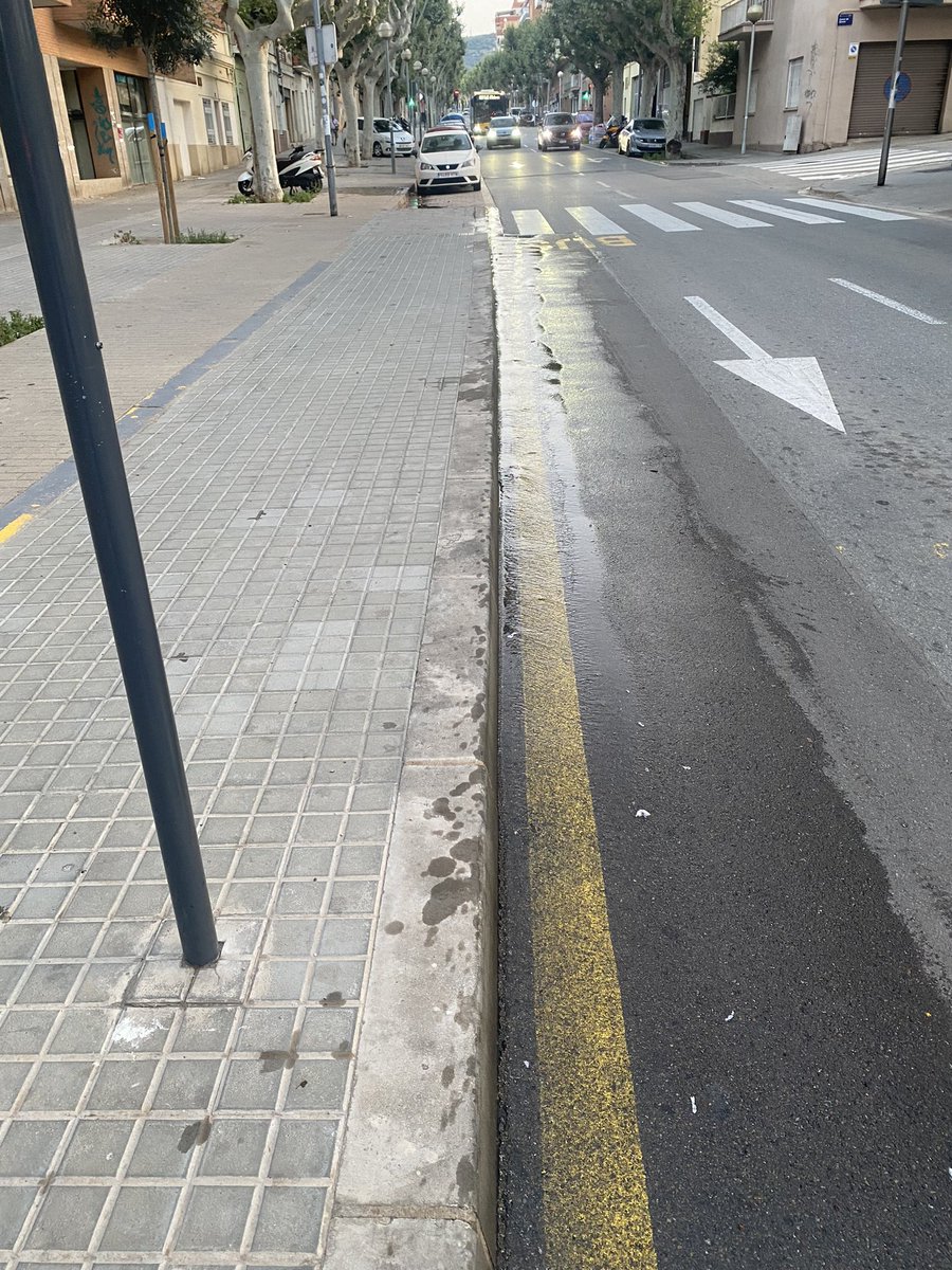RaulOnBass's tweet photo. @aiguesbcnclient  Fuita d’aigua davant del numero 551 a L’Avinguda Martí Pujol, 08915 Badalona. https://t.co/WXbFE5mj4S
