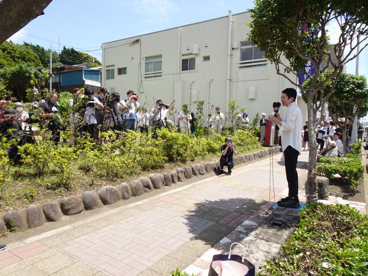 NIWA_KAORU's tweet photo. 蓮舫さんの精神性を象徴する２枚の写真

慌てて行った大島で炎天下、自分だけちゃっかり日陰で演説する蓮舫さん。「自分だけ日陰ならよし！」

東京でも土砂降りの雨のなか屋根のあるところで演説。「自分だけ濡れなければよし！」

彼女が理想とする政治とは一体なんなのかな？ https://t.co/gS48qZD83D