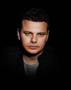 MusicRandomFact's tweet image. Junio 9, 1970.
Nace en Herne Hill, Inglaterra, Edmund "ED" John SIMONS. Músico, DJ, comenzó en la banda llamada Ariel, en 1992 con Tom Rowlands formaron  The 237 Turbo Nutters - después llamados "The Dust Brothers"- para, al final nombrarse "The Chemical Brothers" desde 1995.