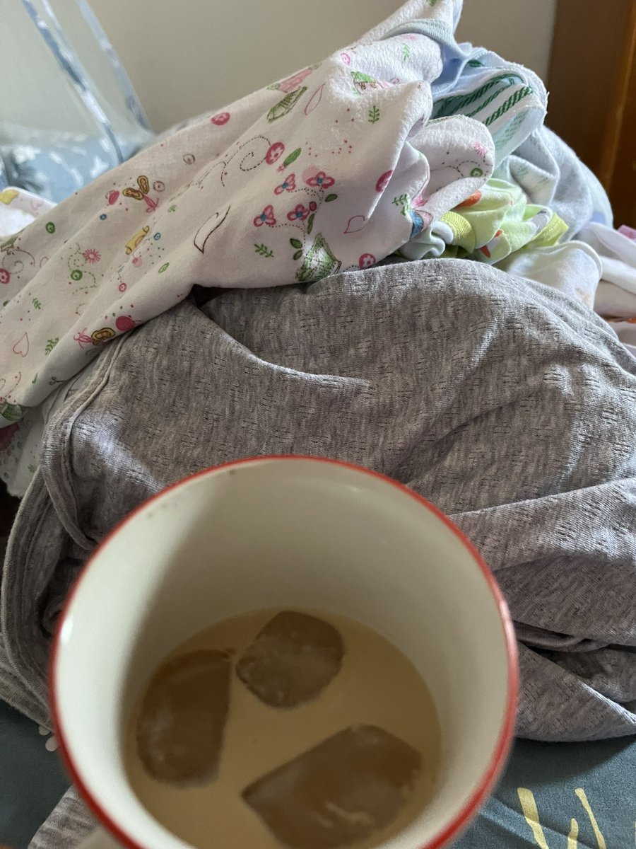 Daily dose of coffee. Ya Allah ngopi mulu yak. Tp gimana, biar waras. Daritadi mandi aja ga sempet karna yg atu rewel yg atu lagi ga tidur2. Begitu sempet langsung lah kita mandi nyuci jemur. Abis itu ngopi bentar sebelum nyetrikain popok2 inihhh. Yok bisa yok kuaddd💪🏻💪🏻