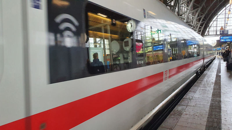 EUSchwerbehind1's tweet photo. EVG-Chef wirft Bundesregierung „Raubbau an der Zukunftsfähigkeit der Bahn“ vor / #Behinderung #Inklusion #Deutschland #Hilfe #News #Berlin #Newsroom #Nachrichten #presse #EVG #Bundesregierung #Raubbau #Bahn #Deutschland https://t.co/ww2WZJTDTl https://t.co/v7b1ALsDSL