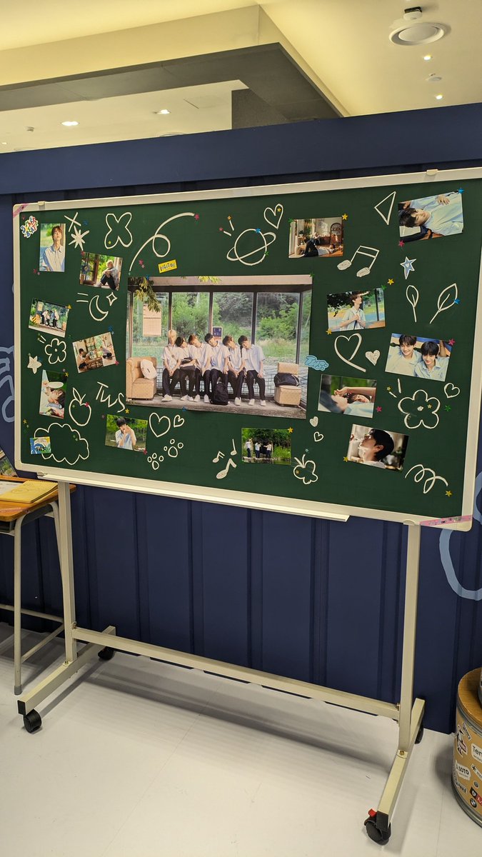 HubertAnneLaur1's tweet photo. TWS Pop up 👻☀️

#TWS_있잖아_오늘부터 #TWS_팝업 https://t.co/s6h1Cxx7kR