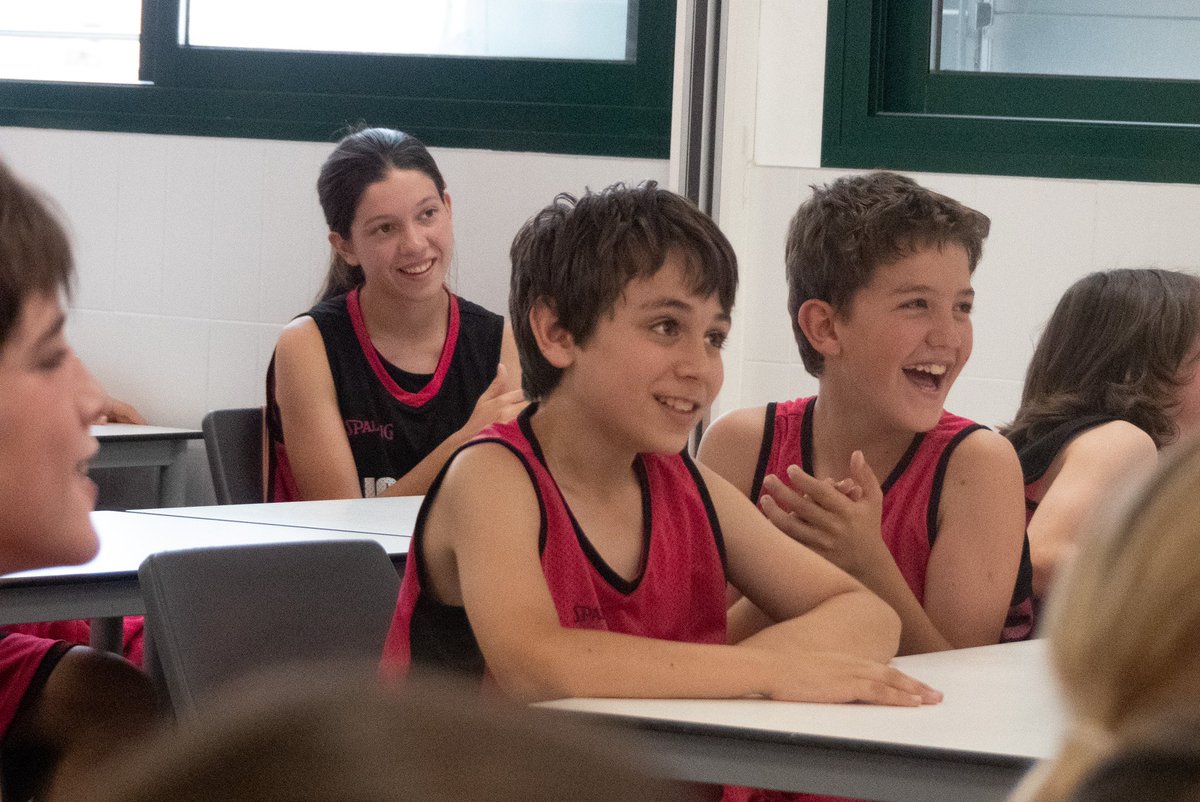 JGBasket's tweet photo. Ayer @pedrobonofiglio la lió en el Aula JGBasket.
Un poco de su vida y carrera, taller de narración deportiva con mucha participación y mucho joven talento, y mucha alegría y risas.

#campusjgbasket https://t.co/c5AIvUZVvS
