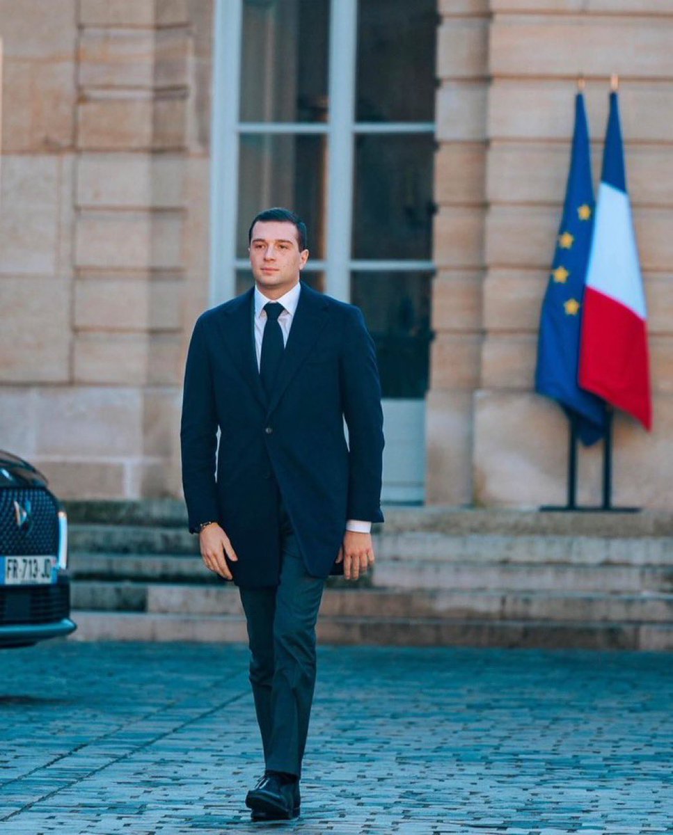 Les Français sont prêts à confier le pays à un gamin &lt;facho&gt; de 28 ans gendre de MLP et qui n’a aucune expérience dans la fonction publique,gestion d’une ville,d’un pays,d’une entreprise,…

Je n’en reviens toujours pas…🤦‍♂️
Ce pays court à la catastrophe!

#legislative2024