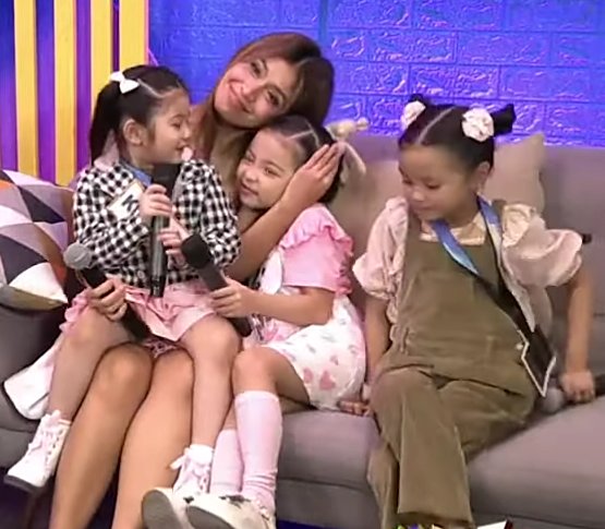 AbucejoRacel's tweet photo. @anamazingramsey c Ana,na kapag andyan sa sou.lahat ng mga batang cute nasa kanya lang nkatabi 🥰🥰.
#kulot🥰
#kelsey 🥰
#IMOGEN 🥰
#Enicka 🥰 https://t.co/H4OZsUWpD2