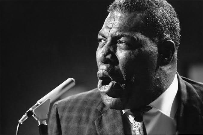 MusicRandomFact's tweet image. Junio 10, 1910.
Nace en White Statiom, Misisipi, Chester Arthur Burnett "HOWLIN' WOLF". Músico, cantante de blues, guitarrista y armonicista. Con su 1.98 m de estatura y 136 kg de peso y su imponente voz, fue un pilar del Blues -con Muddy Waters- y Rock and Roll, murió en 1976.