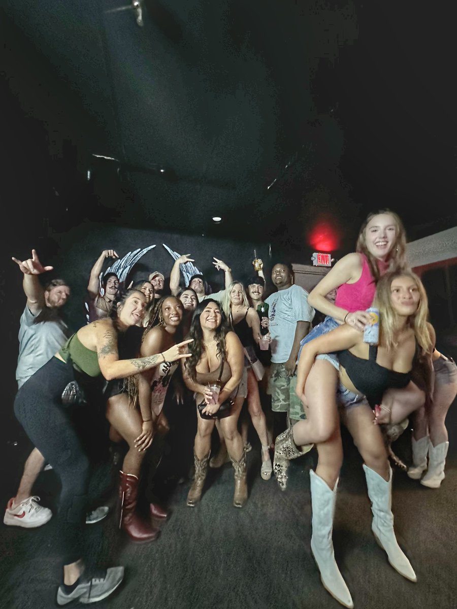 TheBigRdMachine's tweet photo. It’s a party it’s a partyayyyyy #tmeup #bday https://t.co/ot50s6l0A0