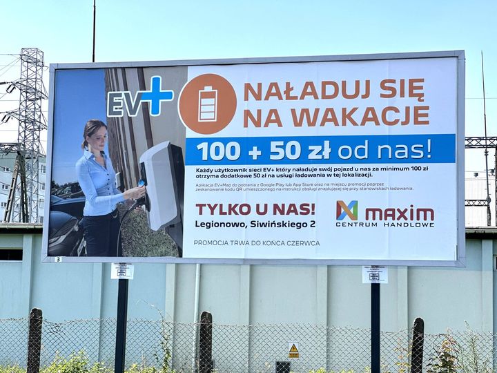 EV_PLUS_'s tweet photo. W okresie wakacyjnym  ceny na stacjach paliw  często rosną a w CH  Maxim i sieci EV+ wręcz odwrotnie .Skorzystaj z trwającej promocji i wyjedż na urlop pełen energii. #elektromobilość @psnm_org @EvKlubPolska @PIRE_pl https://t.co/BLT9H7EfjT