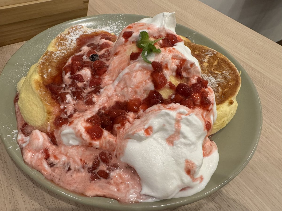 wisteria923's tweet photo. 盛岡駅でパンケーキ食べたー！
美味しかったけど、めっちゃお腹苦しいwww https://t.co/Tmwbs7ZoLQ