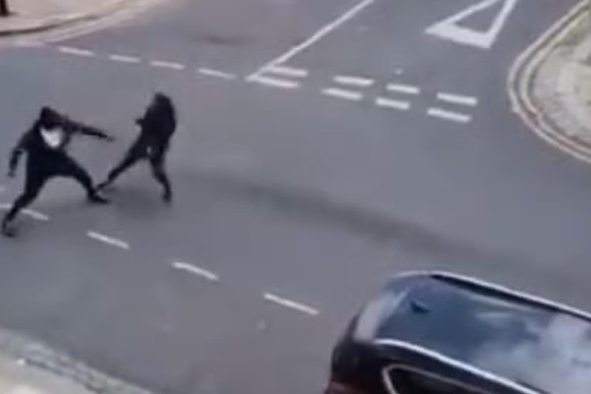 Terrifying footage shows 'Rambo-knife' machete thugs fighting on residential street lep.co.uk/watch-this/ter…