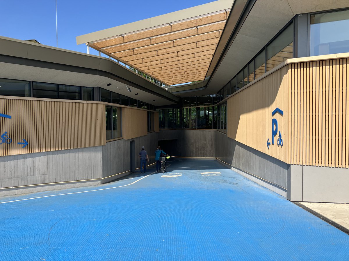 Radentscheid_Bi's tweet photo. Radentscheid fordert Beschluss zur Radstation
Der Radentscheid Bielefeld fordert die Ratsparteien auf, den Bau der Radstation im Bunker unter dem Bahnhofsvorplatz durch einen politischen Beschluss auf den Weg zu bringen. Mehr dazu bald bei uns. https://t.co/MFYboSQC6L