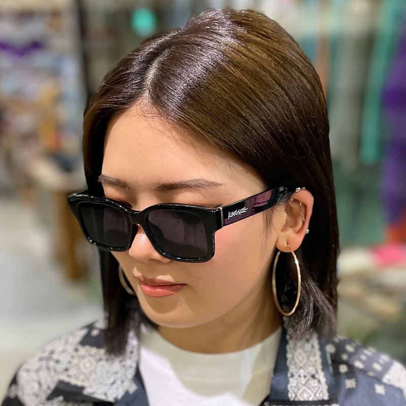 DISSIDENT_OSAKA's tweet image. 【RECOMMEND】

サマーシーズンに大活躍するサングラス👓
BUDS、KINGSIZE、IRIEなど豊富にラインナップ！！

dissident1.com/product-group/…

夏フェスやビーチで大活躍するアイテム。
スタイルのアクセントとしても◎

#夏ファッション
#IRIE
#KINGSIZE
＃BUDS